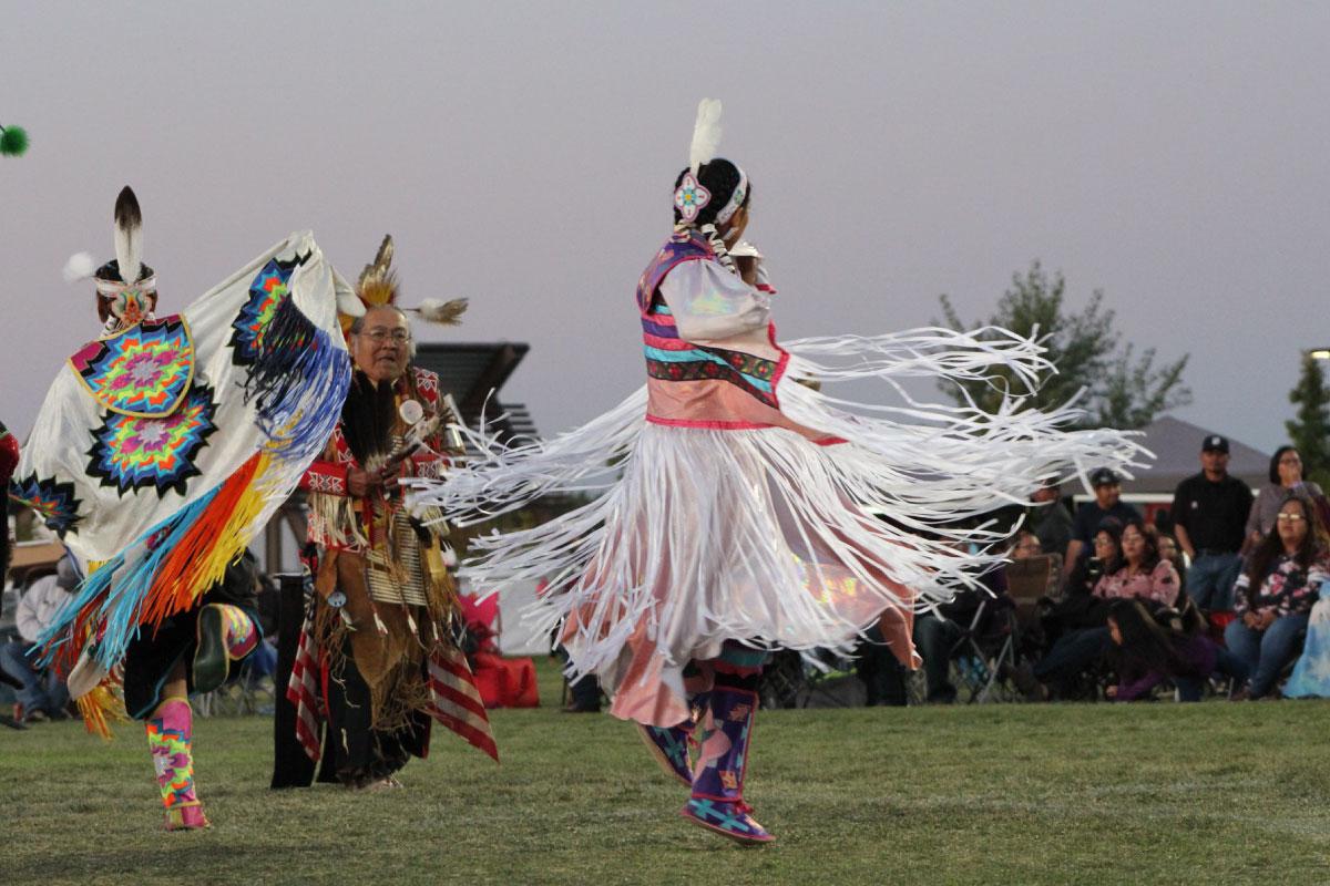 印第安人穿着传统服装表演春天的黄金舞